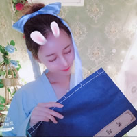 丽江伴游稚气少女