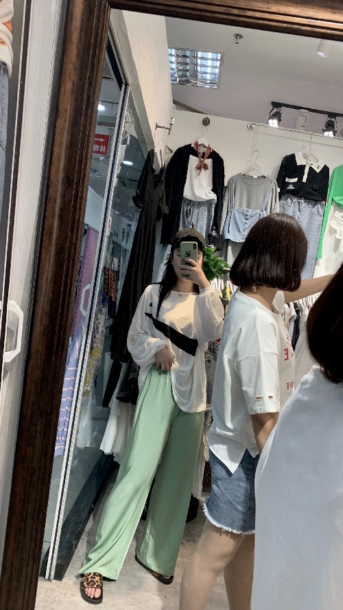 合肥伴游鼻尖触碰的照片,19岁,标准身材