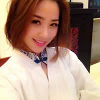 东莞伴游跷二郎腿的女汉子