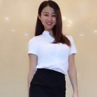北京伴游林间抚琴者