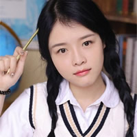 广州伴游耳上的蓝水晶
