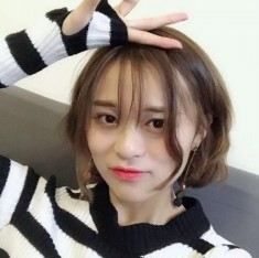 宁波伴游转头微笑